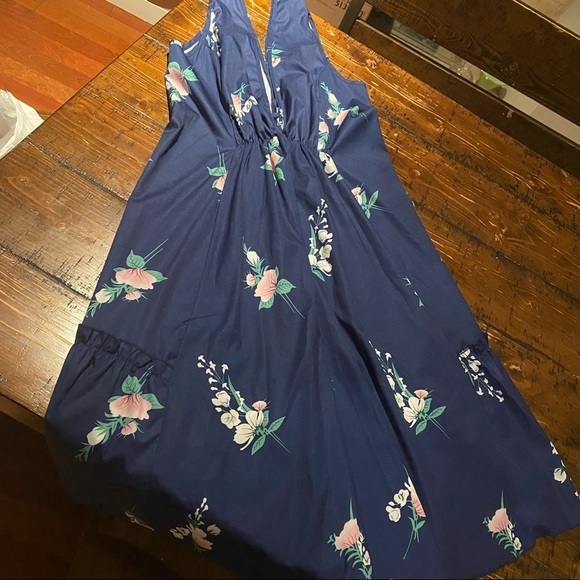 Dresses & Skirts - Sleeveless Floral Mid length Flowing Dress Size XL